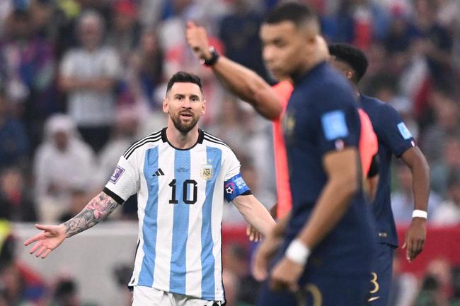 Entrada de Argentina e Frana no campo do Estdio Icnico de Lusail para a final da Copa do Mundo foi um espetculo  parte. Veja fotos do show de fogos, de luzes e da execuo dos hinos nacionais dos dois pases