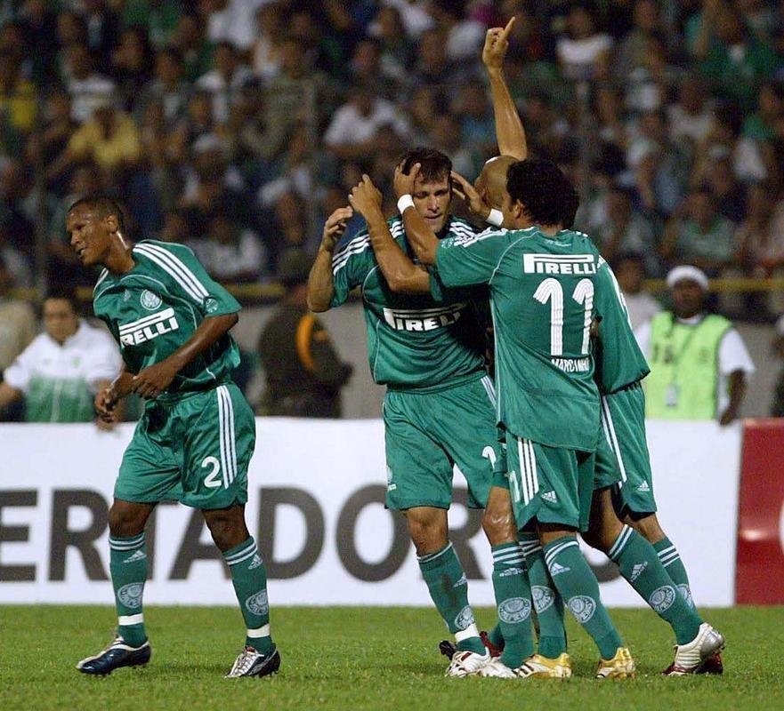 Em 2006, o Palmeiras passou com duas vitrias, trs empates e uma derrota. O time foi eliminado nas oitavas de final.