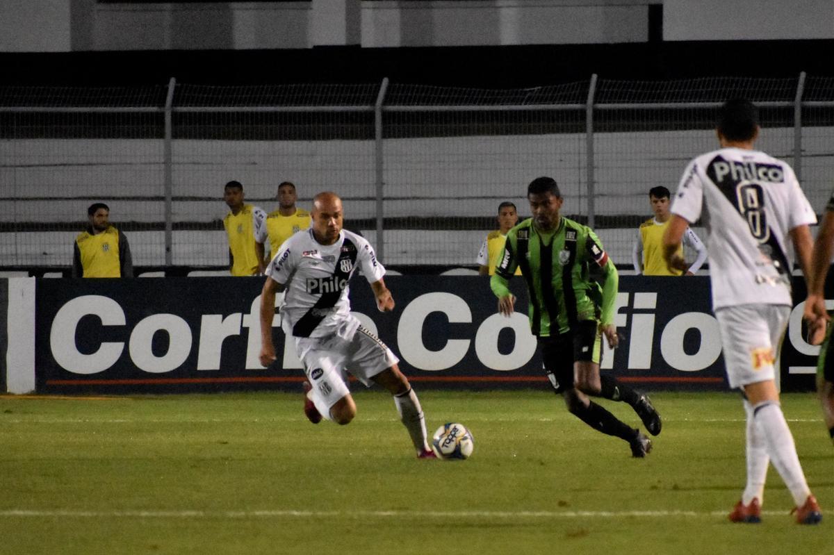 Com dois a menos durante boa parte do segundo tempo, o Coelho fez valer a superioridade numrica e bateu a Macaca por 1 a 0