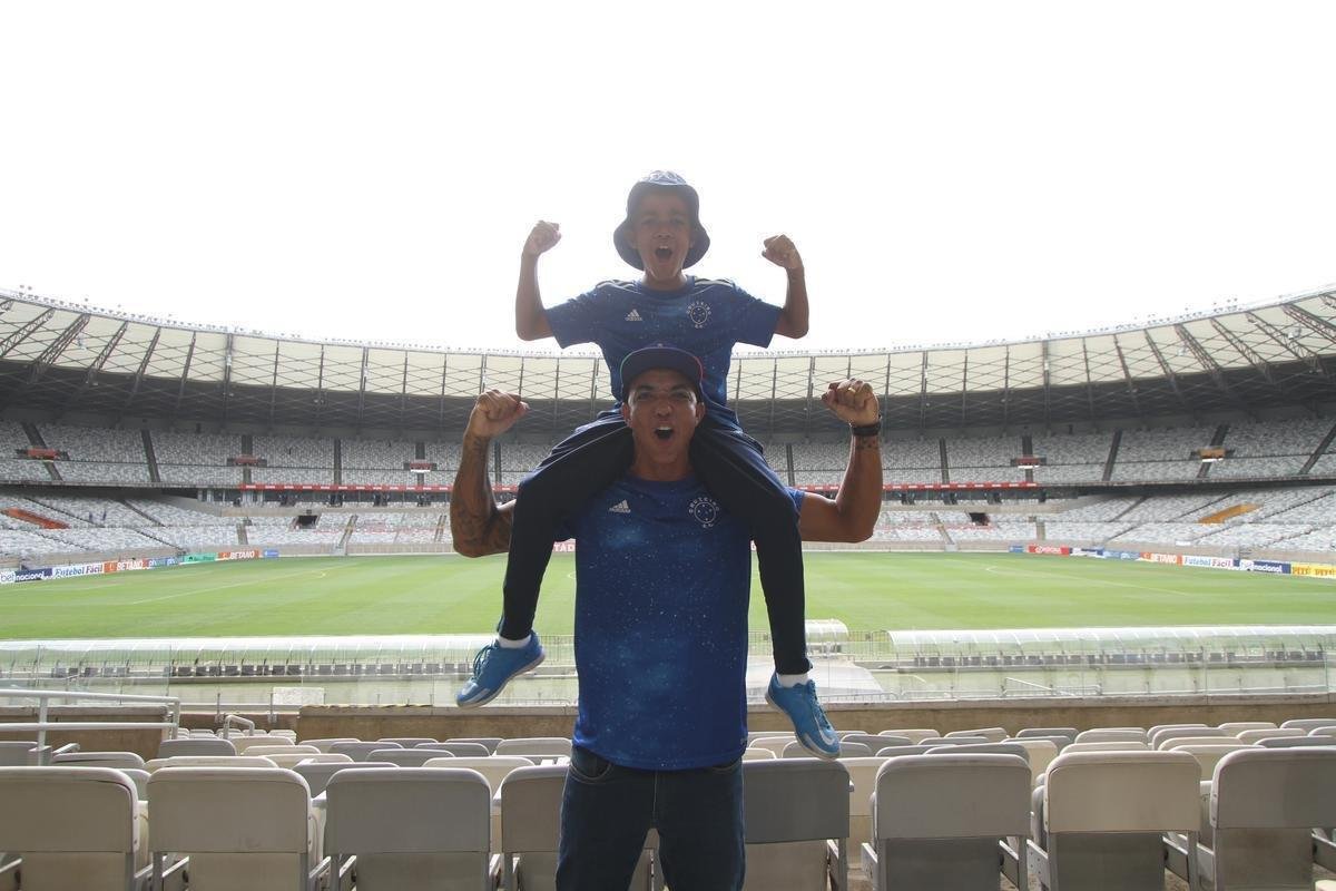 Gabriel Henry, de 11 anos, com o pai, Edimar Nogueira de Oliveira, de 43. Menino acompanha o Cruzeiro no Mineir�o desde pequeno e j� se tornou um torcedor-s�mbolo. Paix�o s� aumentou nos momentos de dificuldade do clube na S�rie B e nesta campanha do acesso, em 2022.