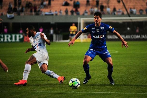 Fotos da vitória do Cruzeiro sobre o Santos, por 1 a 0, no Pacaembu, com gol de Bruno Silva