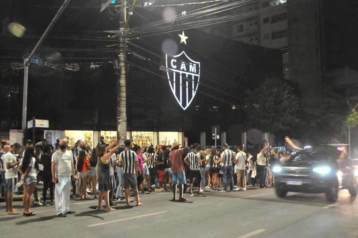 Festa da torcida do Atltico pela conquista do tricampeonato mineiro. Torcedores foram  sede do clube, em Lourdes, na regio Centro-Sul de BH, para celebrar a vitria sobre o Cruzeiro na final nica