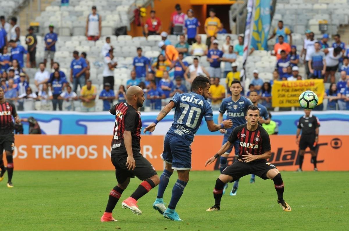 Fotos do jogo entre Cruzeiro e Atltico-PR, no Mineiro, pela 32 rodada do Brasileiro