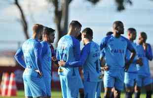 Mano Menezes conta com todo elenco do Cruzeiro para enfrentar La U, quinta, no Mineiro, pela Copa Libertadores. Exceo  atacante Fred, que se recupera de cirurgia no joelho direito