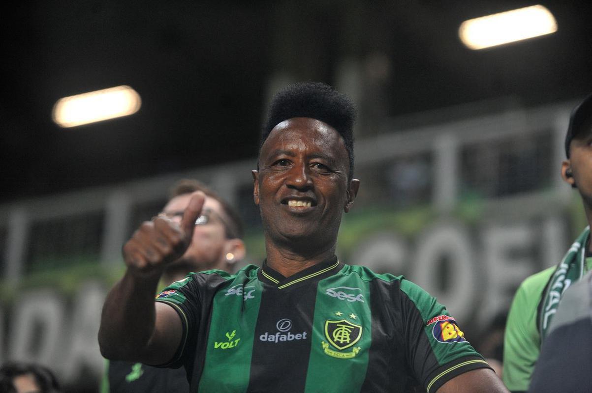 Fotos da torcida do Amrica na partida contra o Grmio, no Independncia, em BH, pela 32 rodada do Campeonato Brasileiro de 2021