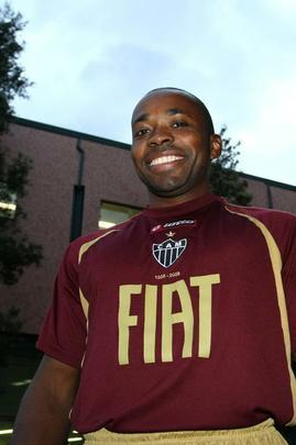 César Prates (2008) - Contratado para o Brasileirão de 2008, César Prates jogou grande parte da temporada improvisado na lateral esquerda. Pela direita, foram poucos jogos. Mas não agradou. Em 20 partidas com a camisa alvinegra, marcou apenas 1 gol. No dia 17 de dezembro de 2008, negociou sua rescisão contratual com o clube de forma amigável. Para a temporada de 2009, o lateral acertou sua ida para a Portuguesa, justamente o clube em que fez o único gol jogando pelo Atlético.