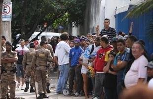 Imagens da fila de cruzeirenses por ingressos no Barro Preto