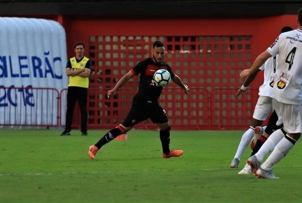 Vitória derrotou Atlético por 1 a 0, no Barradão, com gol de Léo Ceará