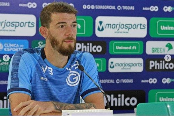 O Gois anunciou a contratao do zagueiro Luiz Gustavo, que estava no Vasco