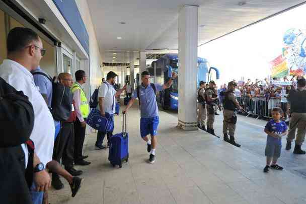Jogadores do Cruzeiro embarcaram no Aeroporto de Confins, na tarde desta tera-feira, para duelo decisivo contra o Corinthians, em So Paulo, pela final da Copa do Brasil