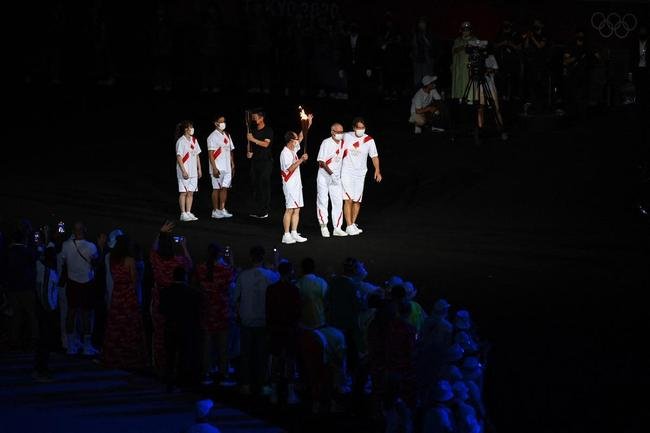 Acendimento da pira olmpica na cerimnia de abertura dos Jogos de Tquio