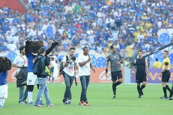 Jlio Baptista foi apresentado com uma novidade pelo departamento de marketing do Cruzeiro. O jogador entrou no gramado do Mineiro em um carro-forte e deu a volta no estdio. O veculo apresentava a frase: Patrimnio Scio do Futebol. Quando o meia desceu, ele foi saudado pelos torcedores e fogos foram lanados.   