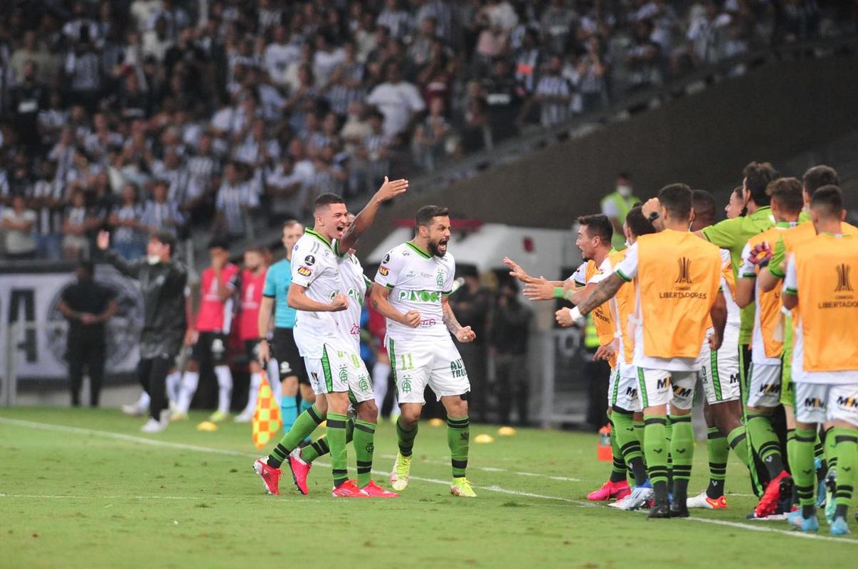 Felipe Azevedo abriu o placar no clssico com um golao em chute de fora da rea, no ngulo esquerdo de Everson: 1 a 0 Amrica