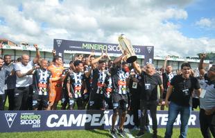 Festa do Athletic ao receber trofu de campeo mineiro do interior