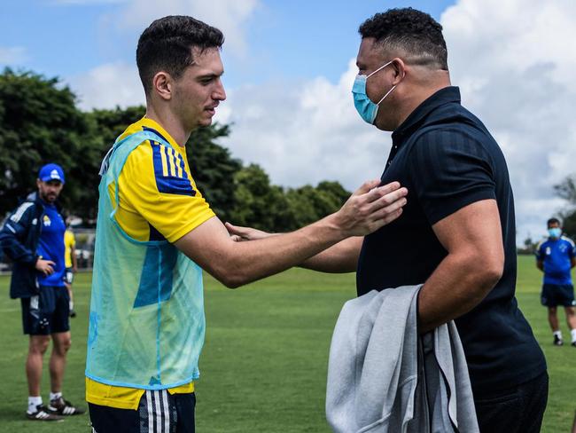 Em sua primeira visita  Toca da Raposa II, Ronaldo concedeu entrevista coletiva e teve contato com jogadores e comisso tcnica do Cruzeiro. Ele tambm se encontrou com scios da categoria Diamante.
