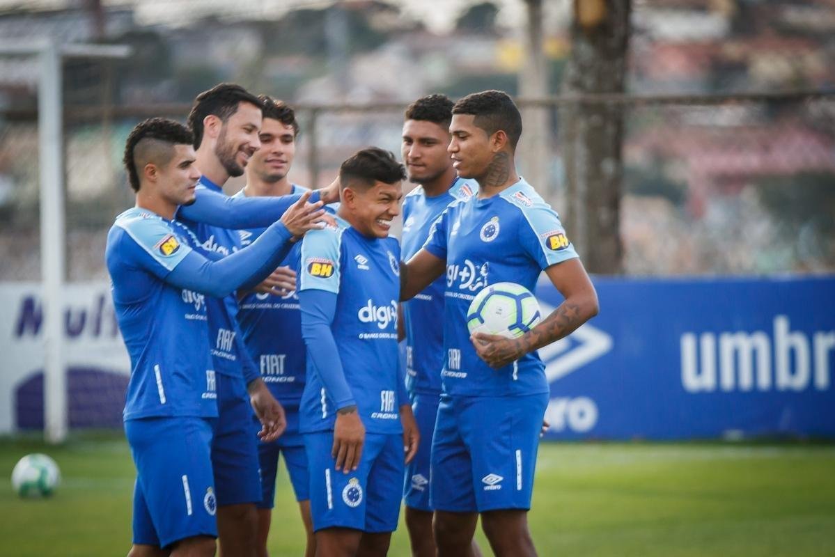A comisso tcnica do Cruzeiro permitiu que a imprensa acompanhasse somente o comeo das atividades desta quinta-feira, na Toca da Raposa 2. Em campo, foi possvel ver o meia Rodriguinho, que segue programao especial de exerccios elaborada pelos profissionais do clube. O time se prepara para o jogo-treino de segunda-feira, contra o Amrica, que servir de teste visando  retomada das competies. No coletivo de tera-feira, a escalao teve Fbio; Lucas Romero, Ded, Leo e Egdio; Henrique e Jadson; Marquinhos Gabriel, Thiago Neves e David; Fred. Vale ressaltar que o meia Robinho havia sido poupado desse trabalho.