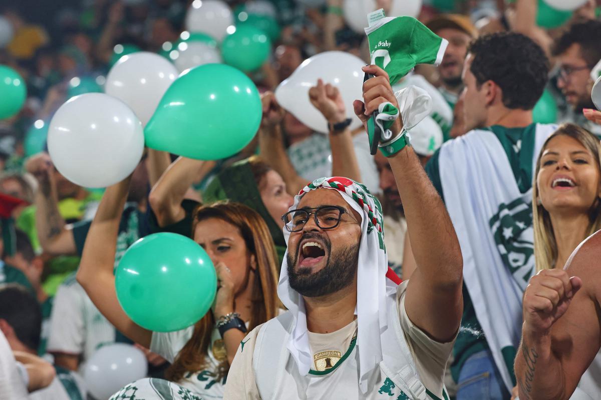 Fotos das torcidas de Palmeiras e Chelsea durante a final do Mundial de Clubes no Estdio Mohammed Bin Zayed em Abu Dhabi
