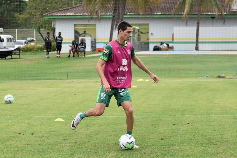 Neste domingo (15), o Amrica treinou no CT do Cuiab, em Mato Grosso, visando o confronto de volta das quartas de final da Copa do Brasil, contra o Internacional. Na primeira partida, em Porto Alegre, o Coelho venceu por 1 a 0. Agora, a equipe mineira joga por um empate, no Independncia, para avanar s semifinais da competio pela primeira vez em sua histria.