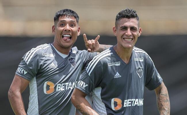 Meia Zaracho (esq) e atacante Pav�n (dir) em treino pelo Atl�tico