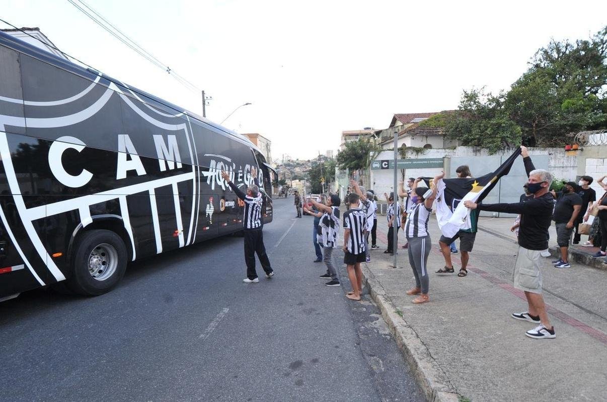 Chegadas de Amrica e Atltico ao Independncia para o jogo de ida da final do Campeonato Mineiro. Delegaes foram recebidas por alguns torcedores no Horto, em BH (Juarez Rodrigues/EM/D. A Press)
