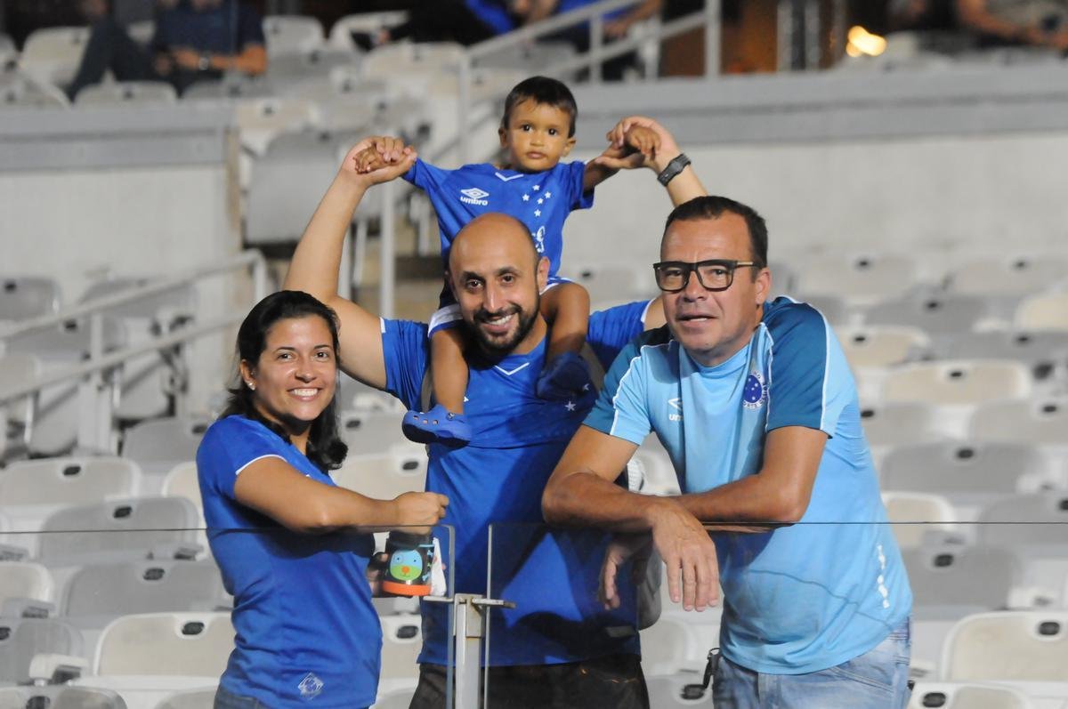 Torcedores do Cruzeiro e do Villa marcaram presena no Mineiro