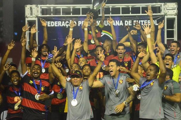 Aps um 2 a 2 no tempo normal, Tlio defendeu o pnalti de Carlo e ajudou o Sport a vencer a disputa na marca da cal por 5 a 4
