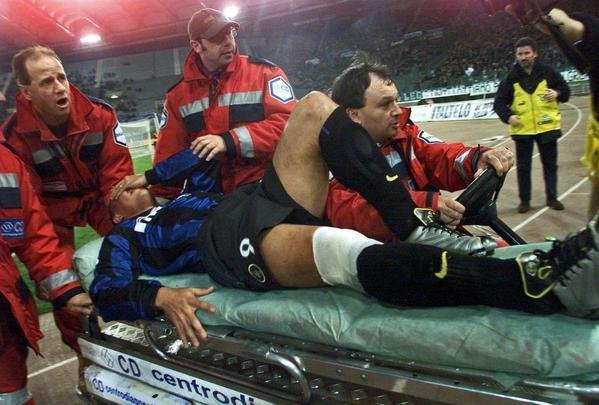 Copa do Mundo de 2002 (Coreia do Sul/Japão) - Ronaldo sofreu grave contusão em 2000 e ficou 16 meses em recuperação. Apesar de o atacante não ter participado de nenhum jogo das Eliminatórias, o técnico Luiz Felipe Scolari acreditou em sua recuperação e o convocou para o Mundial na Coreia do Sul e no Japão. Ronaldo foi o artilheiro da Copa com oito gols, dois deles na final contra a Alemanha.