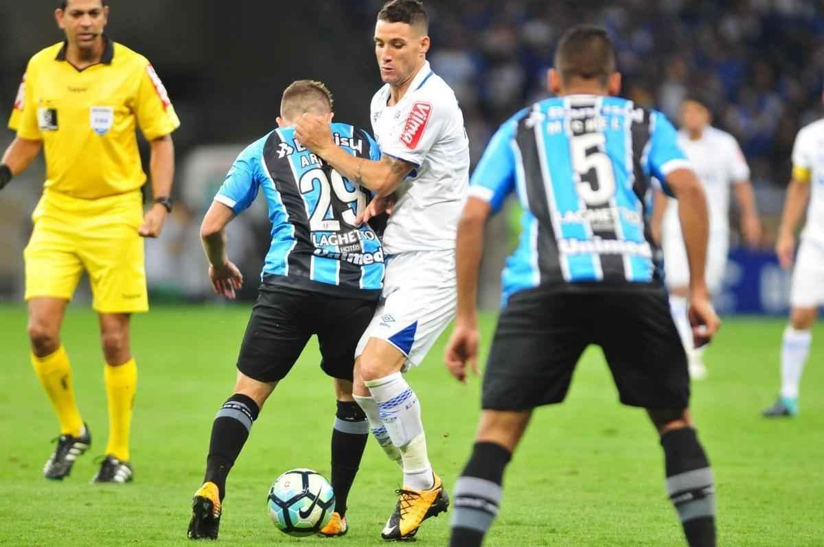 Cruzeiro volta melhor no segundo tempo, e Hudson abre o placar aos 6 minutos