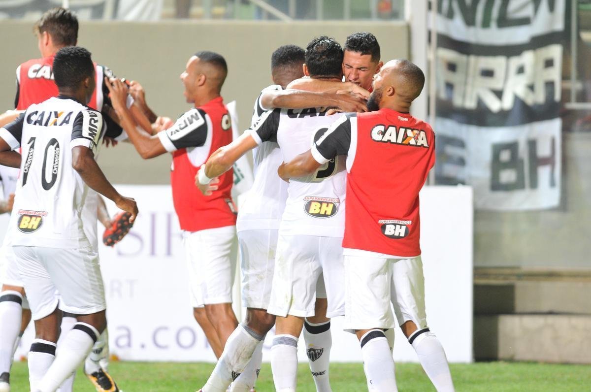 Depois de lances polmicos, Atltico confirmou vitria com gols de Rger Guedes e Ricardo Oliveira