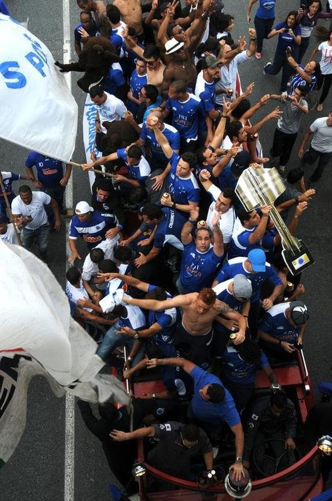 Depois de vencer o Vitria por 3 a 1 no Barrado, em Salvador, na noite de 13 de novembro de 2013, e confirmar o tricampeonato brasileiro, o Cruzeiro desembarcou em Confins numa quinta-feira e foi recebido por milhares de pessoas nas ruas de Belo Horizonte. O elenco desfilou em carro pela Avenida Antnio Carlos, pela Avenida Afonso Pena, no Centro, e foi em direo  sede do Barro Preto. Esta, sem dvida, foi a festa que envolveu o maior nmero de pessoas na capital mineira.