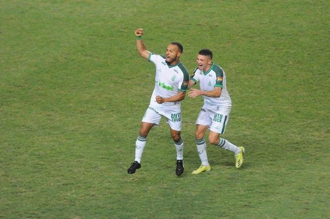 Na etapa final, Amrica desperdiou pnalti cobrado por Felipe Azevedo, mas conseguiu o empate em golao de Patric