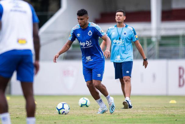 Jogadores do Cruzeiro treinaram nesta terça-feira nas Laranjeiras, estádio do Fluminense, no Rio de Janeiro. Adilson Batista pode promover entradas de Ezequiel e Fred ao time diante do Grêmio, na quinta-feira.