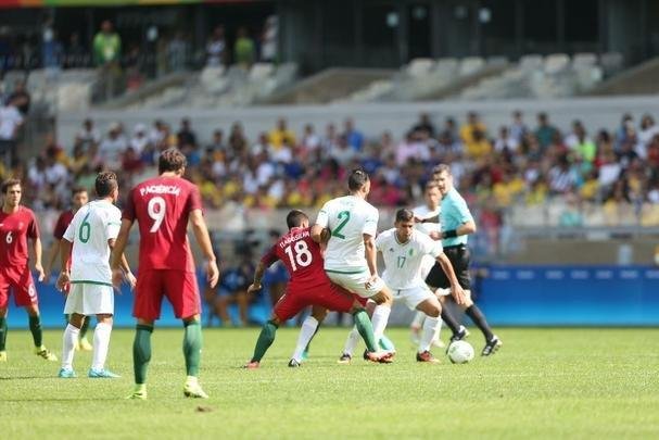 Portugal e Arglia empataram por 1 a 1 no Mineiro. Resultado fez os lusitanos avanarem s quartas de final em primeiro. Honduras passou em segundo. Surpreendentemente, Argentina est eliminada dos Jogos do Rio j na primeira fase do futebol masculino 