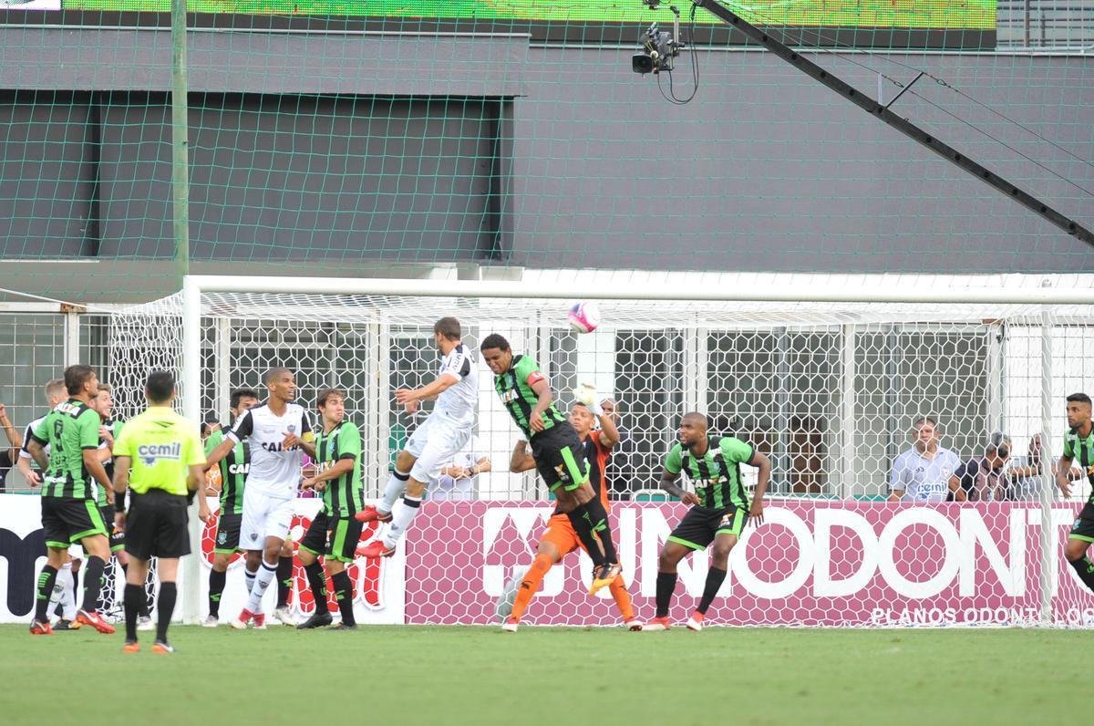 Imagens do primeiro tempo do clssico entre Amrica e Atltico, no Independncia