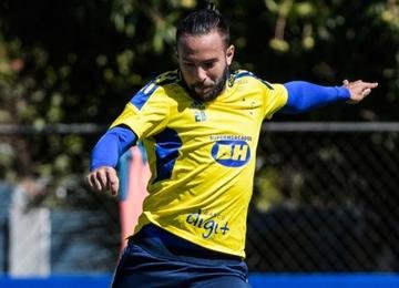 Meia deixou gramado por pancada no joelho esquerdo na vitória sobre Sergipe
