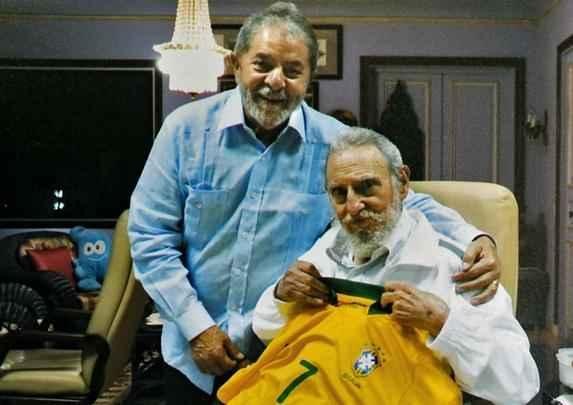 Fidel Castro e Lula, então presidente do Brasil, durante encontro em Havana. Fidel ganhou uma camisa da Seleção Brasileira.