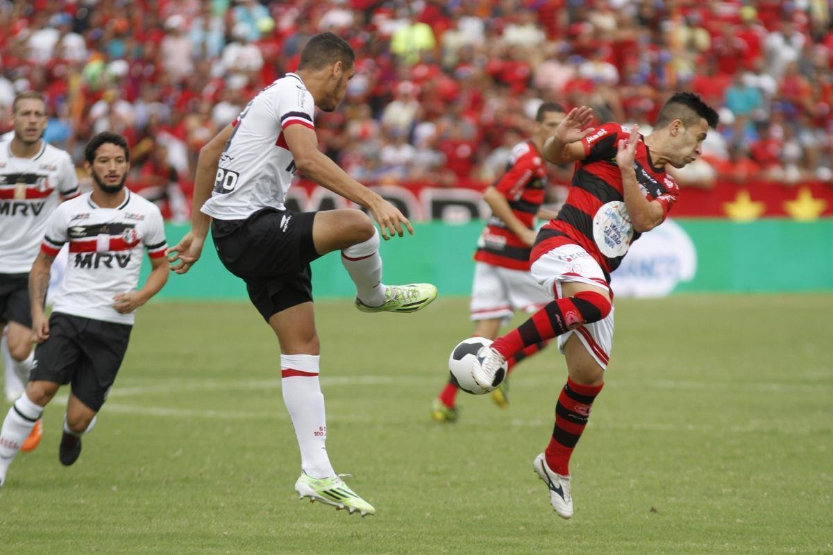 Em uma partida cheia de tensão e com o clima de rivalidade extrema em Campina Grande, o Santa Cruz foi valente para fazer valer a vantagem obtida no Arruda e, com o empate, garantir o inédito título da Copa do Nordeste frente ao Campinense