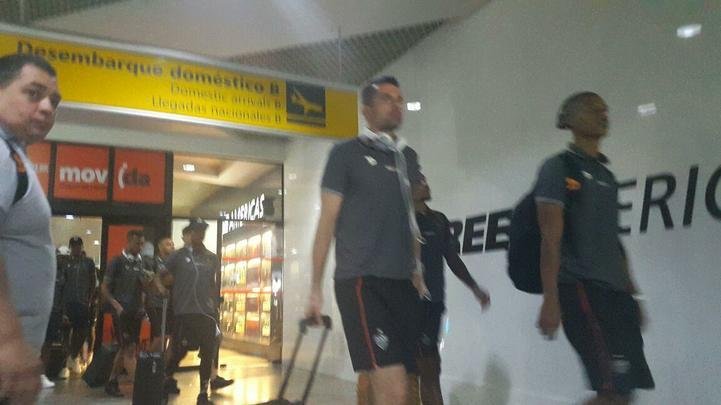 Jogadores desembarcaram na tarde desta terça-feira, em Porto Alegre