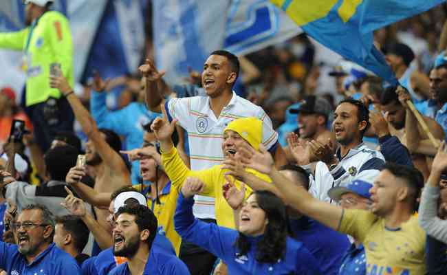 Torcida do Cruzeiro retorna ao Mineiro aps 13 jogos