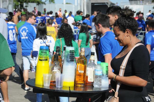 Chegada da torcida do Cruzeiro ao Mineiro para o jogo contra a Ponte Preta pela 13 rodada da Srie B do Campeonato Brasileiro. Estdio voltou a receber grande pblico