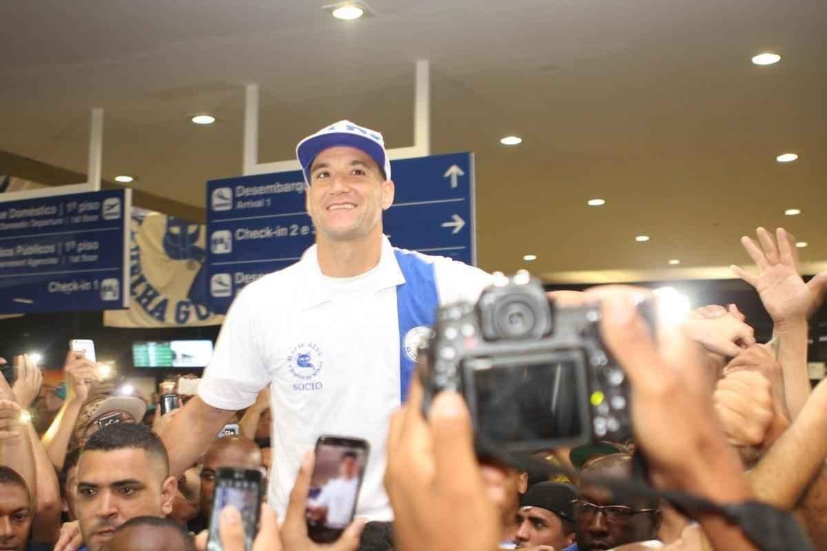 Thiago Neves desembarcou na manh desta segunda-feira no Aeroporto de Confins