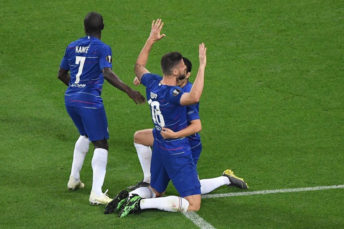Com direito a um show de Hazard no segundo tempo, quando o craque belga marcou dois gols e ainda deu assistncia para Pedro balanar as redes, o Chelsea goleou o Arsenal por 4 a 1, nesta quarta-feira, no estdio Olmpico de Baku, no Azerbaijo, e conquistou o seu segundo ttulo da Liga Europa