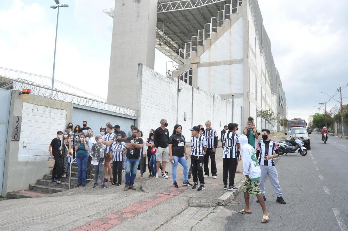 Chegadas de Amrica e Atltico ao Independncia para o jogo de ida da final do Campeonato Mineiro. Delegaes foram recebidas por alguns torcedores no Horto, em BH (Juarez Rodrigues/EM/D. A Press)