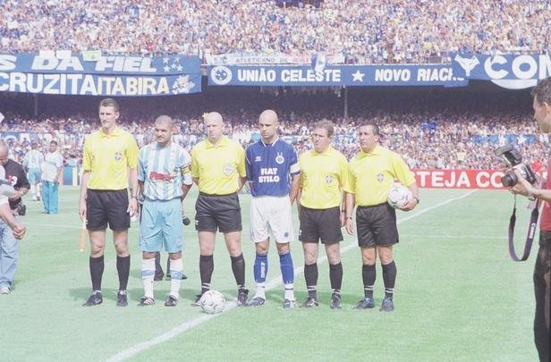 Em 30 de novembro de 2003, Cruzeiro derrotou o Paysandu por 2 a 1, no Mineiro, pela 44 rodada, e confirmou o ttulo brasileiro de forma antecipada. Zinho, no primeiro tempo, e Mota, no segundo, marcaram os gols celestes. Aldrovani descontou para o Papo. Depois do apito final, uma grande festa tomou conta do gramado e das arquibancadas. 