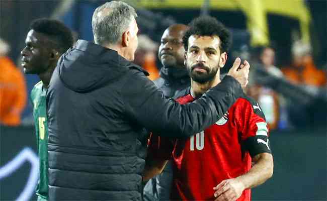Salah  consolado pelo tcnico do Egito, o portugus Carlos Queiroz, aps eliminao 