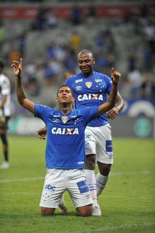 Em jogo com grande atuao do goleiro Fbio, Cruzeiro derrotou Santos de virada, por 2 a 1, com gols de Sass e Raniel; Gabriel Barbosa marcou para o Peixe, no Mineiro, pela 26 rodada do Brasileiro