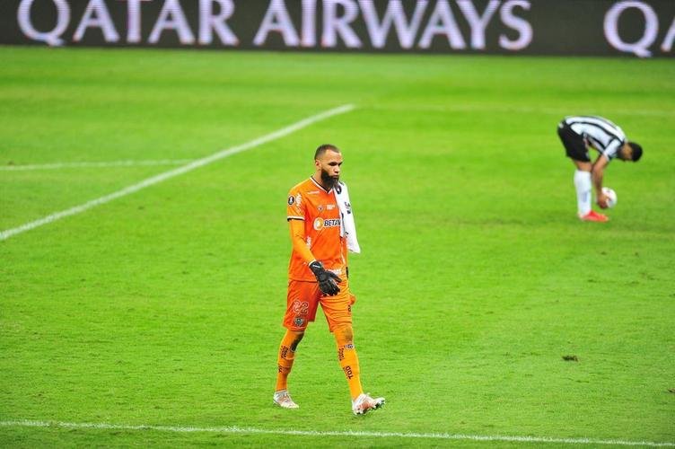 Goleiro Everson, do Atltico, foi heri na deciso por pnaltis contra o Boca Juniors ao defender duas cobranas e ao marcar o gol da classificao: 3 a 1 nas batidas alternadas aps 0 a 0 no tempo normal, no Mineiro.