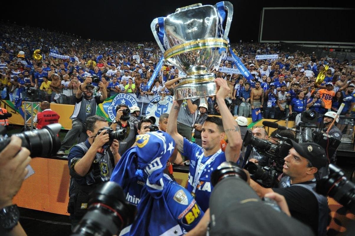 Seja em campo, nas arquibancadas da Arena Corinthians ou nas ruas de Belo Horizonte, os cruzeirenses comemoraram bastante a conquista do sexto ttulo da Copa do Brasil. O clube se tornou o maior vencedor isolado da histria do torneio, deixando para trs o Grmio, que ganhou cinco vezes. Veja as melhores imagens da celebrao de jogadores, dirigentes e torcedores!