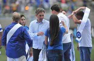 Jogadores, integrantes da comissão técnica e dirigentes do Cruzeiro recebem faixas alusivas ao título da Copa do Brasil