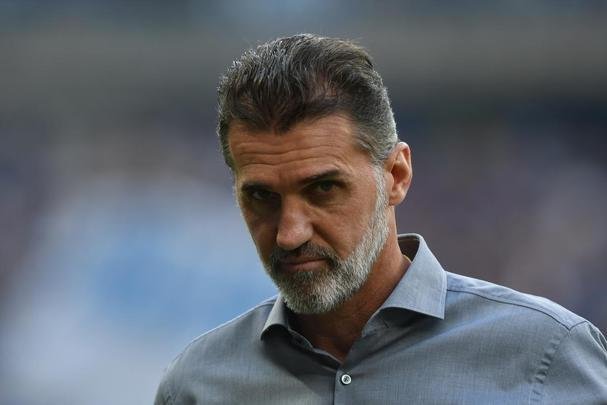 As expressões dos técnicos Abel Braga, do Cruzeiro, e Vagner Mancini, do Atlético, durante o clássico no Mineirão pela 32ª rodada do Campeonato Brasileiro. No começo do jogo, eles se abraçaram em clima amistoso.